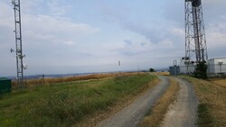 Ved Slavkovs golfbane, mellom to tårn