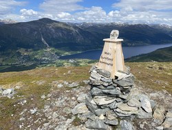 Varden,  midt i Sunnfjord