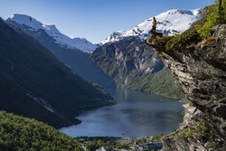 Flydalsjuvsteinen